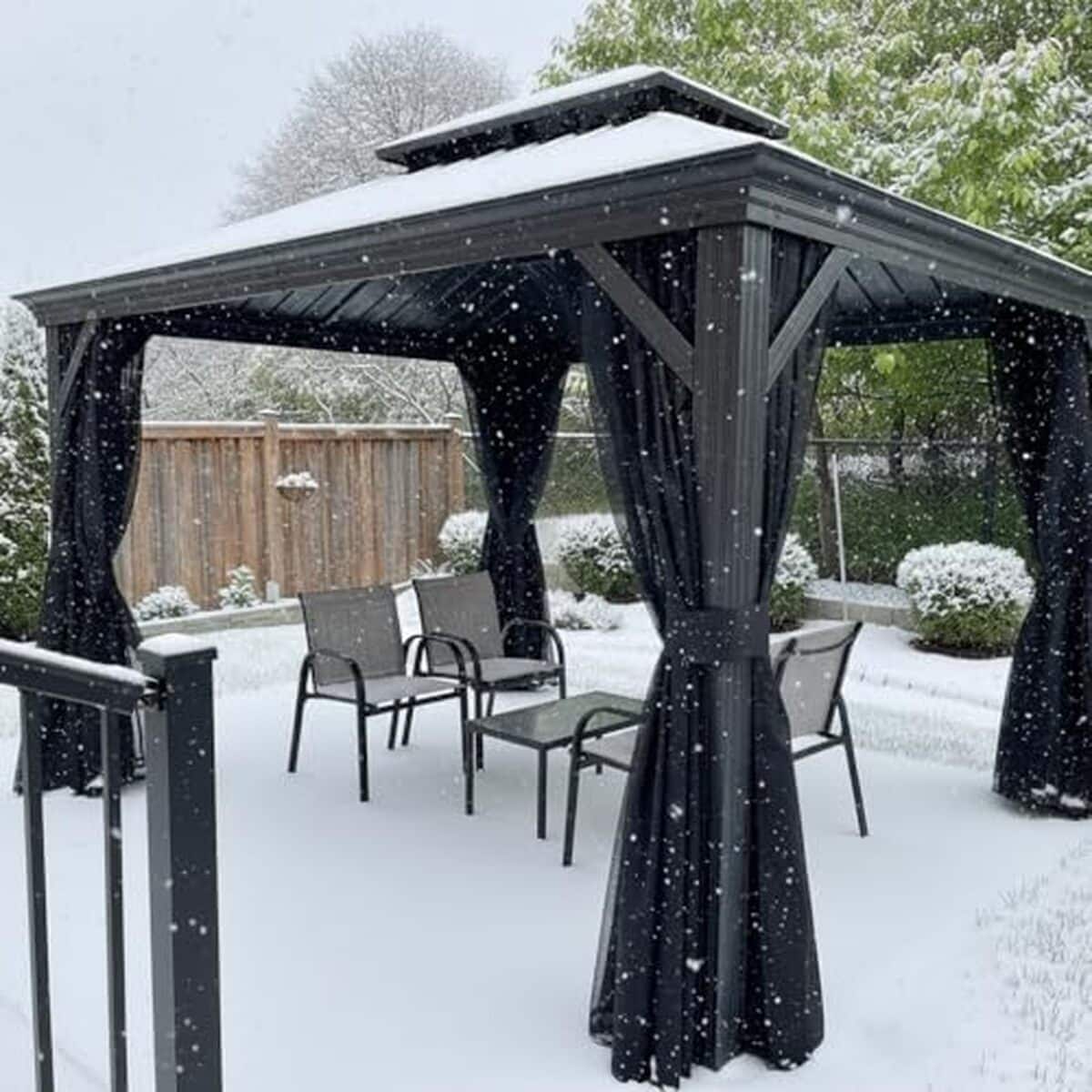 Test : pergola Purple Leaf 3, 65 x 3 m avec moustiquaire et rideaux