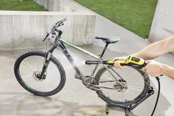 Découvrez le kärcher K 5 Power Control : performance à la pointe, haute pression, et nettoyage optimal pour un extérieur impeccable.