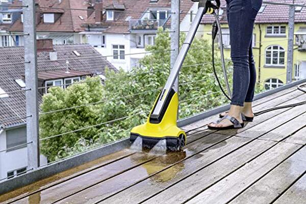 Découvrez comment le kärcher PCL 4 révolutionne le nettoyage des terrasses en bois grâce à sa performance et simplicité d'utilisation. Éliminez efficacement saletés et mousses.